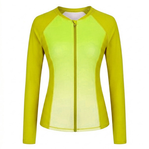 Fournisseur en gros d'ensembles de vêtements de sport pour femmes avec logo personnalisé, comprenant un rashguard à manches longues avec fermeture éclair avant, un soutien-gorge de sport et un short taille haute - Product Image 2
