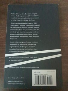 El extraño de Albert Camus, libro en inglés de bolsillo, novela de literatura clásica moderna - Product Image 4
