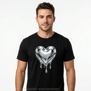 Camiseta Negra Personalizada para Hombre con Estampado de Corazón Metálico Cromado Líquido con Efecto de Derretimiento, Diseño Gráfico Futurista, Camiseta Urbana de Algodón - Product Image 1