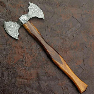 Hacha de doble cabeza de acero de Damasco, herramienta artesanal para exteriores con cabeza de acero estriado y mango de madera natural. - Product Image 1