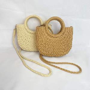 Attrapez l'attention partout où vous vous rendez avec ce sac élégant en fil naturel, conçu avec une texture tissée et une bandoulière pratique. - Product Image 5