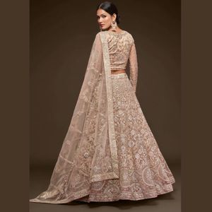 Lehenga Choli de Diseño en Tela Suave con Bordado de Hilo Zari Badla y Dori Brillante |   Vestido de Novia Semi-Cosido - Product Image 5