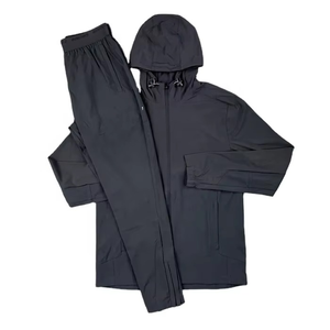 Ensemble coupe-vent d'été personnalisé avec logo pour homme – Short et sweat à capuche en nylon et polyester, motif uni, idéal pour l'hiver - Product Image 3