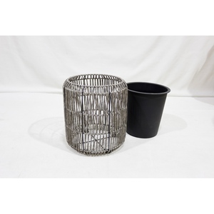 Pot de plante en rotin avec pot intérieur noir, style rustique, jardinière d'intérieur, design circulaire, décoration d'intérieur - Product Image 1