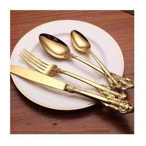 Ensemble de couverts de luxe légers, embossés, en laiton doré poli, avec poignée décorée - Product Image 1