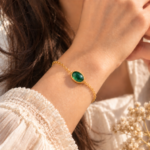 Pulsera Bañada en Oro con Esmeralda Teñida |   Pulsera de Cadena con Cabujón de Piedra Preciosa Ovalada |   Joyería Hecha a Mano - Product Image 3