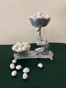 Cuenco Elevado de Plata con Adornos de Elefante y Base Esculpida, Detalle Metálico Hecho a Mano para Mesa de Lujo y Decoración Interior - Product Image 2