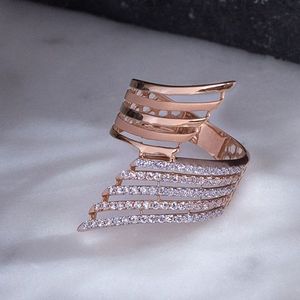 Anillo de Oro Rosa con Diamantes en Racimo, Banda Abierta, Engaste Pavé, Joyería de Declaración para Boda y Fiesta - Product Image 1