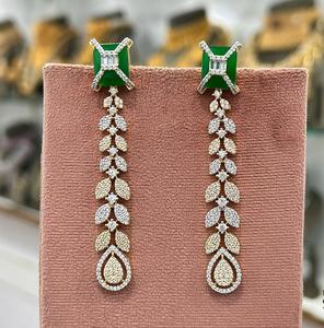 Magnifiques boucles d'oreilles pendantes en laiton plaqué or et argent de qualité supérieure avec zircon CZ pour femmes, tendance pour les soirées - Product Image 4