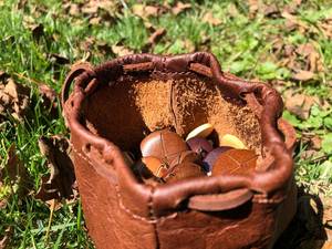 Pochette en cuir faite à la main avec cordon de serrage, artisanat rustique naturel, sac à monnaie portable pour usage extérieur par Curio Craft - Product Image 2