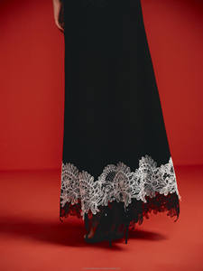 Robe BLACK POISE _ robe maxi moulante à col carré avec bordure en dentelle blanche combinée à de la dentelle blanche et noire - Product Image 3