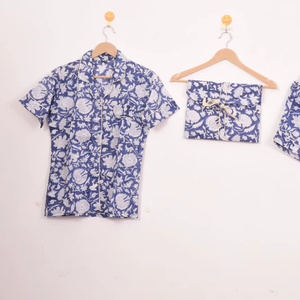 ชุดเสื้อและกางเกงขาสั้นลายพฤกษศาสตร์สีกรมท่าและสีมัสตาร์ด พร้อมกระเป๋าเข้าชุด - Product Image 1