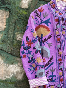 เสื้อแจ็คเก็ตกำมะหยี่สีม่วงหรูหรา ลายดอกซูซานี ปักมือสไตล์โบโฮ งานฝีมือชั้นเยี่ยม เสื้อคลุมตัวนอก แห้งเร็ว สไตล์บูติก - Product Image 4
