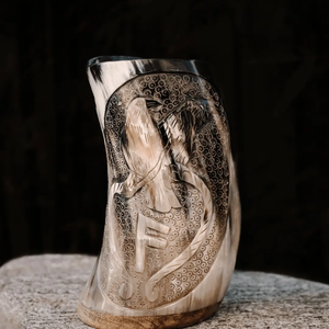 Jarra de Cerveza Vikinga Medieval de Cuerno Natural con Diseño Animal Grabado y Base de Madera, Hecha a Mano, Regalo Romántico - Product Image 5