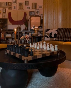 Échiquier de luxe en bois massif fait main, finition noyer, design moderne, forme personnalisable – Cadeau idéal pour la maison, les mariages ou les jeux de stratégie - Product Image 4