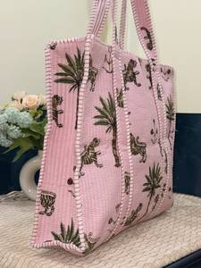 Sac fourre-tout matelassé indien en coton imprimé tigre rose, motif palmier floral, style Kantha, vente en gros - Product Image 2