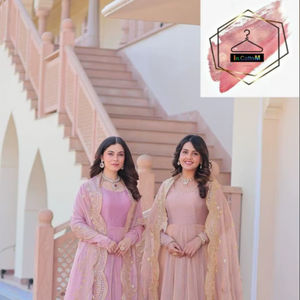 Vestido de Gasa Fendy con Lentejuelas y Bordados Múltiples, Dupatta de Gasa Fendy con Ricos Bordados de Lentejuelas y Zari, Vestido con Trabajo de Calado - Product Image 1