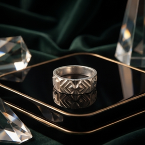 Anillo Angular Grabado DIVYORO - Product Image 3