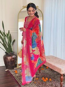ชุดคุर्ติสีชมพูปักลายผ้าวิสโคสชานเดรีสำหรับผู้หญิง พร้อมกางเกงวิสโคสและผ้าคลุมไหล่พิมพ์ลาย  ที่เป็นที่ต้องการอย่างมาก - Product Image 3