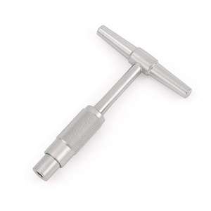 Instrument chirurgical orthopédique manuel à poignée en T, en métal argenté avec poignée moletée - Product Image 1