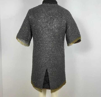 Haut de maillot de corps en acier doux fait main, riveté à plat avec bordure en anneaux de laiton, demi-manches, pour reconstitution historique