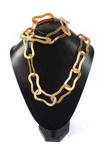 Collar de cuerno contemporáneo hecho con materiales naturales auténticos, ideal para la moda sostenible y accesorios de diseño. - Product Image 2
