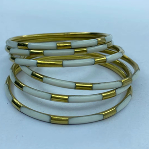 Conjunto de Brazaletes de Resina y Latón Modernos con Iconos Similares - Joyería Elegante y a la Moda para Mujer, para Uso Diario y de Fiesta, Accesorio de Regalo - Product Image 1