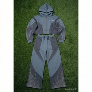 Conjunto Deportivo de Dos Piezas para Mujer: Sudadera Corta con Cierre y Detalles de Pedrería en Bloques de Color y Pantalones Deportivos Anchos - Product Image 4