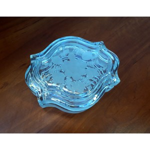 Una forma elegante que aporta refinamiento a cualquier tocador. Un estuche lujoso diseñado para celebrar tu estilo personal. - Product Image 4