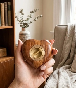 Urna de madera de palisandro tallada a mano con forma de corazón y base de latón, grabada con motivos florales, para guardar cenizas. - Product Image 3