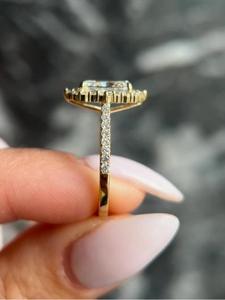 Anillo de compromiso de lujo con diamante de corte radiante y halo en oro amarillo macizo con banda pavé y piedras laterales redondas, anillo nupcial solitario. - Product Image 3