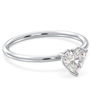 Bague solitaire en argent sterling 925 avec moissanite, design classique, best-seller REYES, bijoux fins pour femmes. - Product Image 3