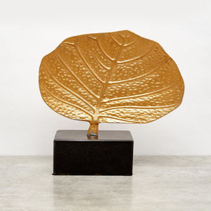 Sculpture artisanale en aluminium moulé, design feuille plaqué or, motif nature morte d'art scandinave, pour table de Noël - Product Image 1