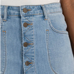 Jupe courte en jean plissée à volants pour femme, coupe slim, taille haute, délavage clair, logo polyester sur le devant, respirante - Product Image 6