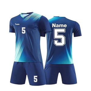 Équipe de sports de plein air portant des uniformes de football personnalisés avec nom et numéro imprimés par sublimation, maillot et short de football. - Product Image 3