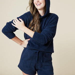 ชุดฮู้ดดี้และกางเกงขาสั้นผู้หญิงน้ำหนักเบา พิมพ์ลายแบรนด์ตามสั่ง ชุดลำลองฤดูร้อน ชุดอยู่บ้าน ชุดพักผ่อน โรงงานรับผลิตแบบ OEM ODM - Product Image 4