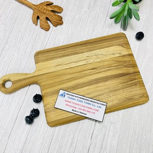 Bandeja de madera para servir con asa, hecha en Vietnam, apta para contacto con alimentos, uso doméstico, certificada como segura para alimentos. - Product Image 1