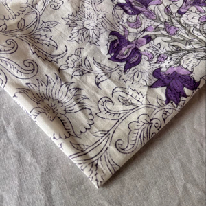 Tissu en coton imprimé à la main CHHAAPE Premium, écologique et léger, avec motif floral Moghol violet sur fond blanc, 90 GSM - Product Image 3