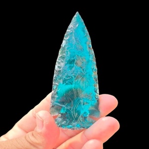 Venta al por mayor de puntas de flecha de cristal natural de 4 pulgadas, color azul aguamarina, de súper calidad, con grabado artístico, estilo moderno, para Reiki. - Product Image 1