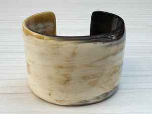 Bracelet manchette artisanal en corne de buffle naturelle de qualité supérieure, fait main, moderne et écologique, bijou d'artisanat à vendre - Product Image 6