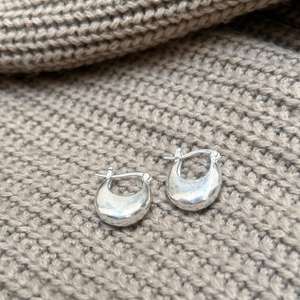 Pendientes de Aro Minimalistas de Latón Plateado con Forma de Cúpula, Regalo para Mujer, Certificados - Product Image 2