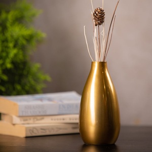 Maceta de latón mate con forma de lágrima |   Moderno y Elegante Florero de Mesa Dorado Ecológico para Decoración de Hoteles y Restaurantes, Regalo para Eventos de Boda - Product Image 4