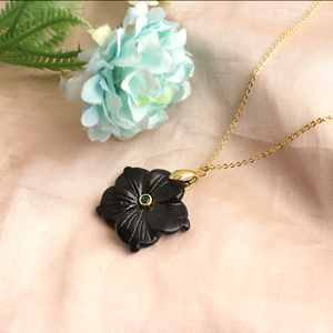 Collar de flor de ónix negro con esmeralda CZ, joyería artesanal de latón, colgante floral hecho a mano con baño de oro de 18k. - Product Image 5