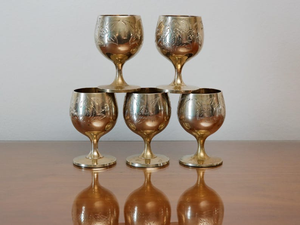 Gobelet à vin vintage en laiton, gravé à la main avec un motif floral, calice décoratif, vaisselle rustique, tasse cadeau - Product Image 6
