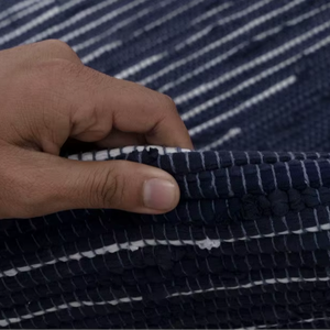 Tapis en laine écologique tissé à la main en indigo foncé avec motif abstrait |   Tapis de sol en laine naturelle à poils ras, fabriqué artisanallement - Product Image 4