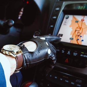 Classic Vintage Men Women Full Finger Genuine Leather Car Driving Gloves Breathable Perforated Steering Wheel Motoring Gloves - Product Image 5