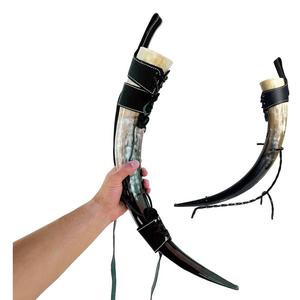 Chope à bière médiévale en corne de bœuf polie, gravée sur mesure, avec support, article pour festival et cosplay - Product Image 3