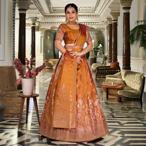 ชุดเลเฮนกาโชลีผ้าไหมบานาราซี พร้อมลวดลายดอกไม้ทอแบบประณีต กระโปรงทรงสวย เสื้อทรงหรูหรา และผ้าคลุมไหล่ที่ได้รับแรงบันดาลใจจากวัฒนธรรมดั้งเดิม - Product Image 2