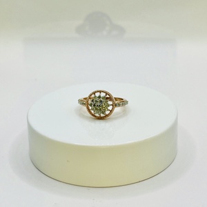 Bague de fiançailles de luxe en or jaune 9 carats pour femme avec diamants naturels taille brillant et pierres latérales serties couleur H - Product Image 1