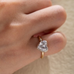 Anillo de Diamante de Laboratorio en Forma de Corazón de 1 Quilate, Oro Amarillo de 14K para Mujer, con Engaste de Bisel en Oro Blanco, Estilo Moderno - Product Image 5